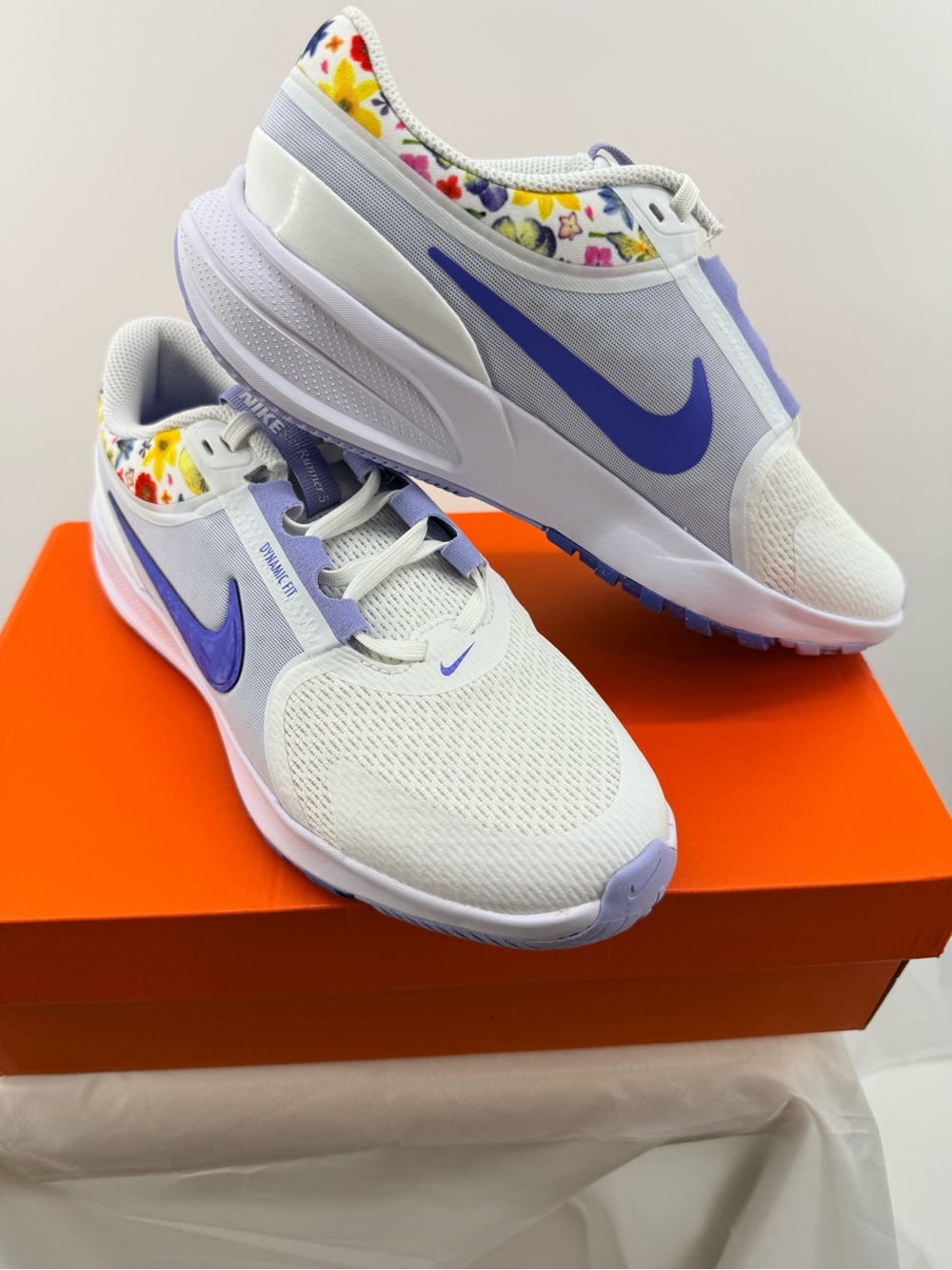 Nike Star-White Light Thistle Sapphire Size 6.5Y